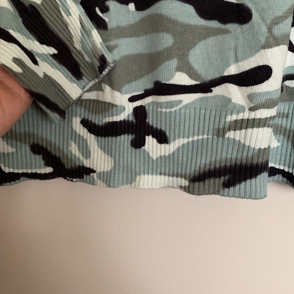 Crewneck Sweater Sz small Camouflage - Picture 4 of 5
